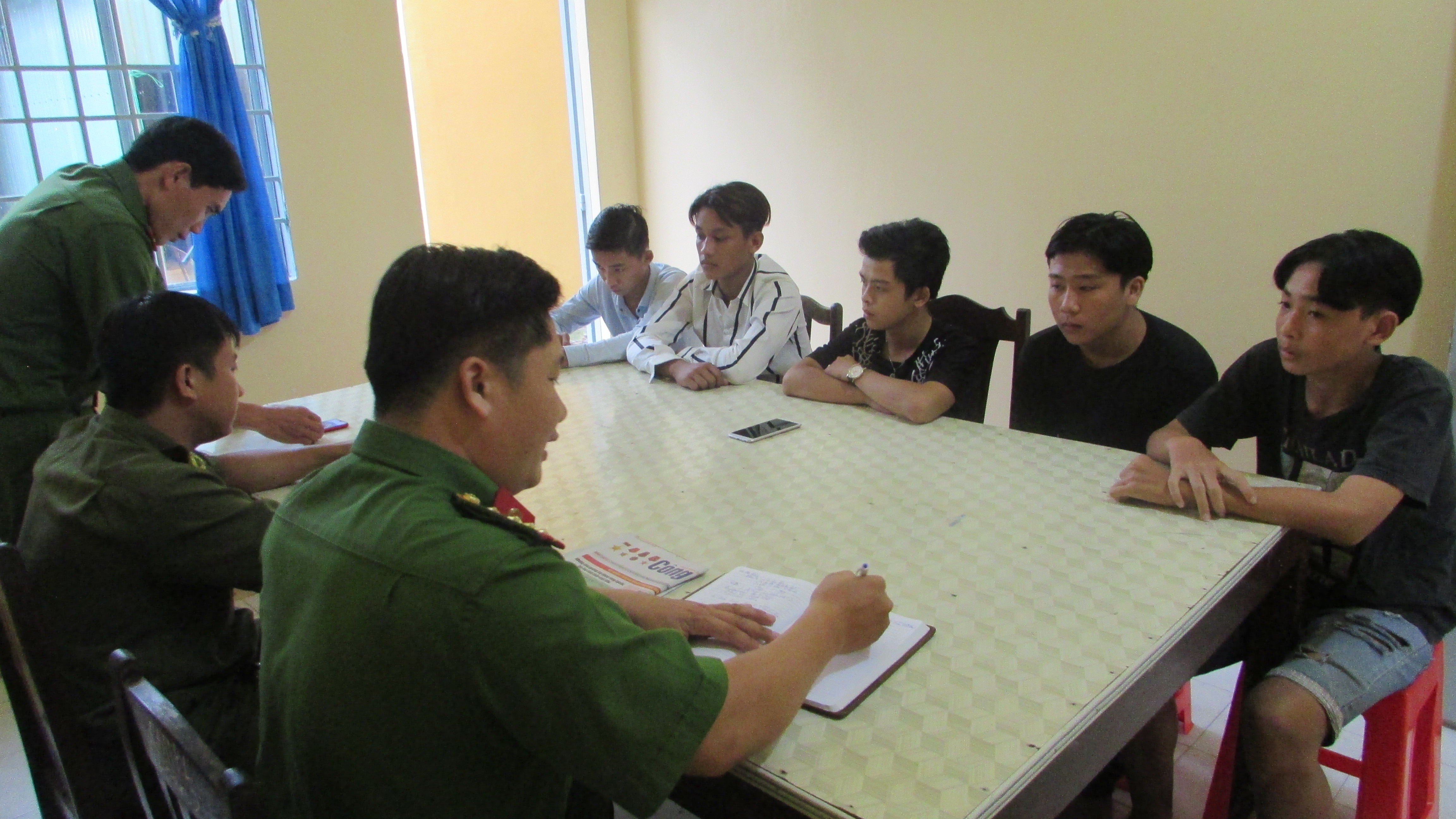 Công an thị trấn Phước Long xử lý các thanh thiếu niên tụ tập tổ chức điều khiển xe gắn máy chạy bốc đầu, nẹt pô