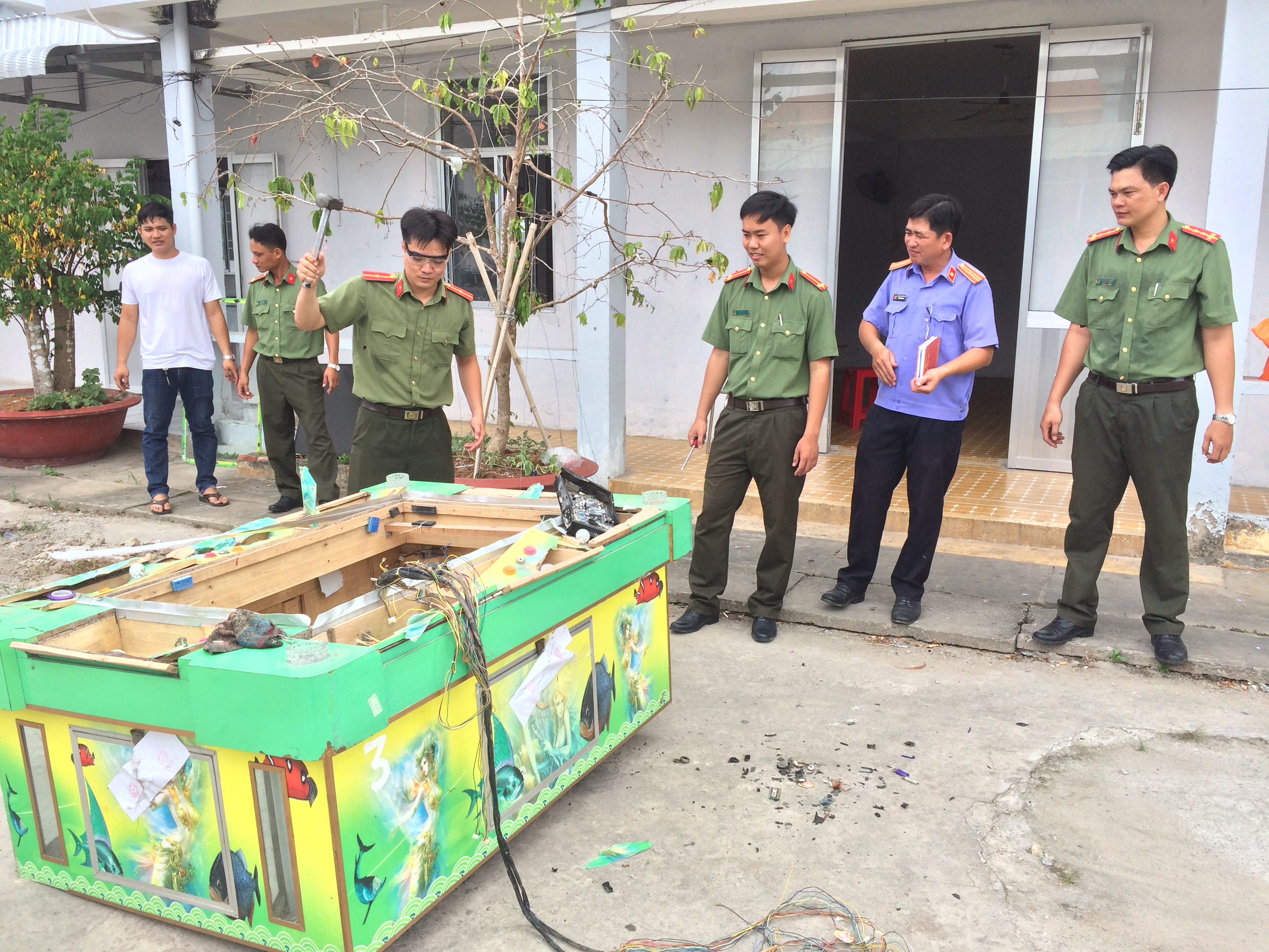 Quang cảnh buổi tiêu hủy máy bắn cá